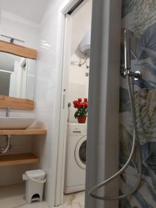 a bathroom with a washing machine and a sink at Il borgo nuovo, Pompei in Terzigno