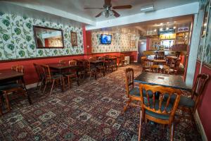 A restaurant or other place to eat at OYO Swanvale Lodge Hotel 