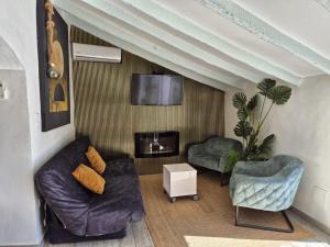 a living room with a couch and two chairs at Casa Roberto Altea in Altea