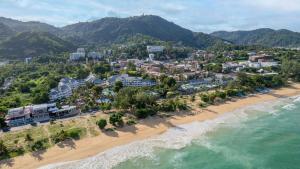 eine Luftaufnahme eines Resorts am Strand in der Unterkunft Thavorn Palm Beach Resort Phuket in Karon Beach