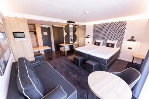 a hotel room with a bed and a couch at Gr8 Hotel Sevenum in Sevenum