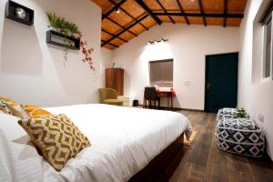 Un pat sau paturi într-o cameră la Benzila Cottage