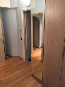 a mirror in a room with a hallway at Appartamento il Porto in Baveno