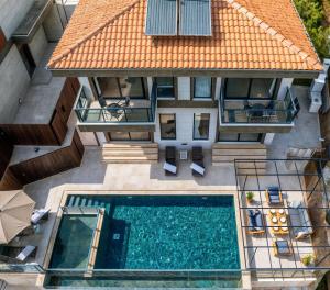 卡斯Villa Ayşena - Doğanın Kalbine Küçük Bir Kaçamak的带游泳池的房子的鸟瞰图