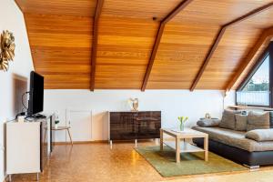 a living room with a large wooden ceiling at Fewo Naturblick in Wiesenthau