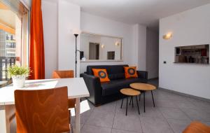 Posezení v ubytování Ref 228 Apartamento de 1 dormitorio con vistas al mar en primera línea de playa en Los Boliches