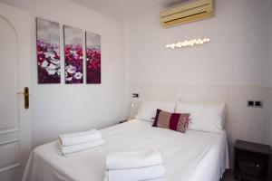 Postel nebo postele na pokoji v ubytování Ref 228 Apartamento de 1 dormitorio con vistas al mar en primera línea de playa en Los Boliches + 12 fotografií