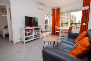 TV a/nebo společenská místnost v ubytování Ref 228 Apartamento de 1 dormitorio con vistas al mar en primera línea de playa en Los Boliches