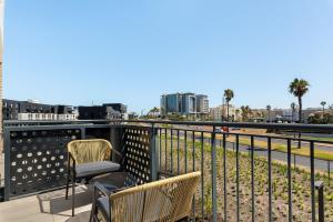 a balcony with two chairs and a view of a city at On Park Apartments in Cape Town