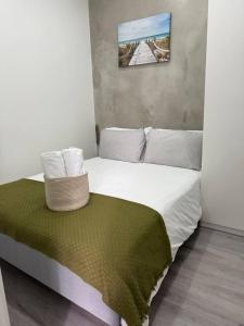 Ένα ή περισσότερα κρεβάτια σε δωμάτιο στο 1 BedFlat 150 metros from beach