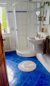 a bathroom with a shower and a sink and a toilet at Lenis Strandhaus in Loissin