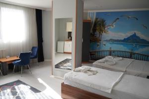 Postel nebo postele na pokoji v ubytování Heraldic Room Hotel