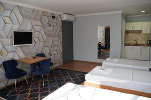TV a/nebo společenská místnost v ubytování Heraldic Room Hotel