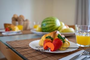 talerz żywności z truskawkami na stole w obiekcie #269 Pedra Bicos R by Home Holidays w Albufeirze +48 zdjęć