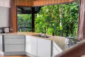 Kuchyň nebo kuchyňský kout v ubytování Pole home in paradise at Kuranda