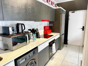 Ruby Nest Modern Smart Living的厨房或小厨房