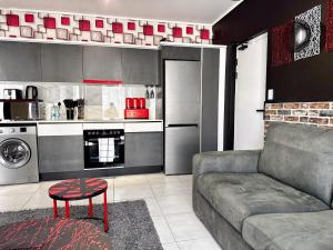 Kuchyň nebo kuchyňský kout v ubytování Ruby Nest Modern Smart Living