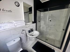 Koupelna v ubytování Ruby Nest Modern Smart Living + 11 fotografií