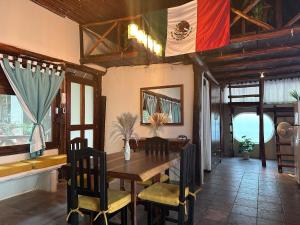 Un lugar para sentarse en Treehouse Loft in Prime Location