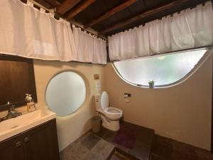 Un baño de Treehouse Loft in Prime Location