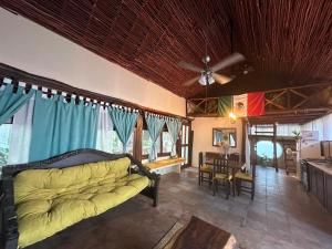 Un lugar para sentarse en Treehouse Loft in Prime Location