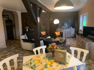 TV a/nebo společenská místnost v ubytování Inas Spreewaldstube + 20 fotografií