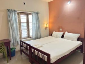 Rúm í herbergi á Akshay Beach Resort