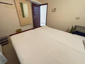 Rúm í herbergi á Akshay Beach Resort