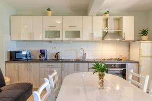 Η κουζίνα ή μικρή κουζίνα στο Apartment 3609-5 for 3 Pers in Karbuni