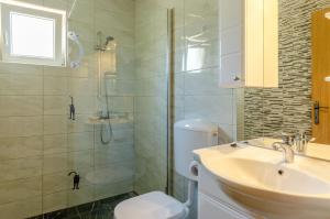 Ένα μπάνιο στο Apartment 3609-5 for 3 Pers in Karbuni +29 φωτογραφίες