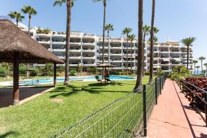a resort with a swimming pool and palm trees at Mi Capricho Calahonda in Mijas
