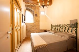 a bedroom with a bed in a room with a window at Elena - CASA VACANZE BALDASSINI N 15 in Gubbio
