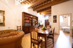 a living room with a table and a couch at Elena - CASA VACANZE BALDASSINI N 15 in Gubbio