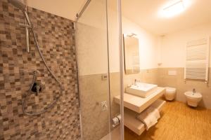 a bathroom with a shower and a sink and a toilet at Elena - CASA VACANZE BALDASSINI N 15 in Gubbio