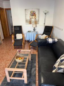 格兰阿利坎特Top-floor apartment with 65 m2 sun terrace, renovated kitchen and bathroom的带沙发、椅子和桌子的客厅