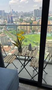 Uma varanda ou terraço em Seabreeze 1BR Suite with Gorgeous Infinity Pool