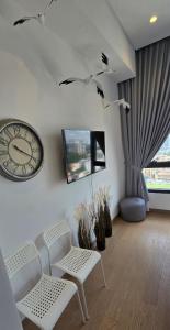 Uma televisão e/ou sistema de entretenimento em Seabreeze 1BR Suite with Gorgeous Infinity Pool