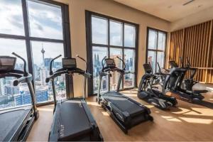 O centro de fitness e/ou as comodidades de fitness de Seabreeze 1BR Suite with Gorgeous Infinity Pool