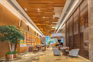 德阳德阳汉瑞酒店(德阳城市候机楼店)的建筑物内有桌椅的餐厅