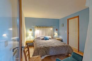 ein Schlafzimmer mit einem großen Bett mit blauen Wänden in der Unterkunft Villa charmante à Beynac-et-Cazenac avec piscine privée in Beynac-et-Cazenac + 17 Fotos