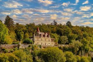 ein altes Haus auf einem Hügel im Wald in der Unterkunft Villa charmante à Beynac-et-Cazenac avec piscine privée in Beynac-et-Cazenac