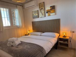 Postel nebo postele na pokoji v ubytování Tolles Ferienhaus mit Sonnenterrasse direkt am Meer