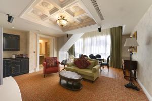 Area tempat duduk di Golden Tulip RS Boutique Hotel-Tainan