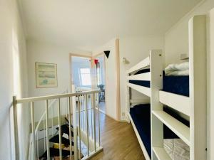 ein Zimmer mit zwei Etagenbetten und einer Treppe in der Unterkunft Liguster 84* in Nieuwvliet
