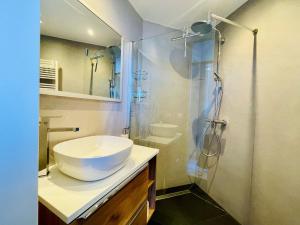 ein Badezimmer mit Waschbecken und Dusche in der Unterkunft Liguster 84* in Nieuwvliet + 32 Fotos