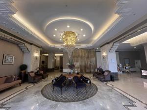 eine Lobby mit Kronleuchter, Tisch und Stühlen in der Unterkunft Morrian Hotel in Inegol + 71 Fotos