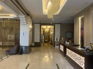 eine Lobby mit einem langen Flur mit einer Lobby in der Unterkunft Morrian Hotel in Inegol