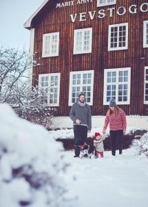The blue room at Vevstogo - cosy with a mesmerizing view, sauna and eco living in an old school house v zimě