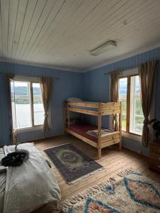 Postel nebo postele na pokoji v ubytování The blue room at Vevstogo - cosy with a mesmerizing view, sauna and eco living in an old school house