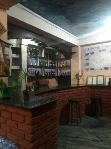 El lounge o bar de Friends Hotel Ilam